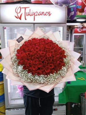 Buchón con 100 rosas rojas
