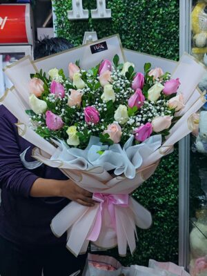 Ramo con 24 rosas colores pasteles