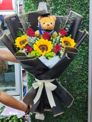 Arreglo de Girasoles y Rosas con Osito Graduado 🎓