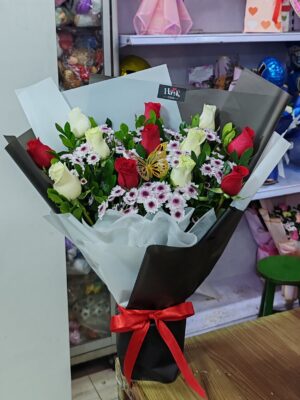 Ramo de 12 Rosas blancas y rojas