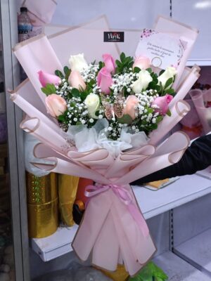 Ramo de 12 rosas en tonos pasteles