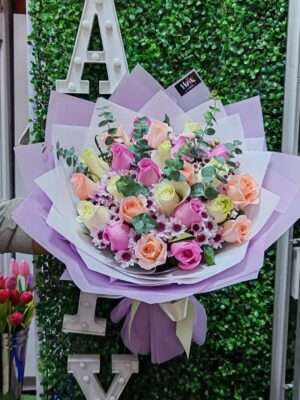 Ramo de 24 rosas con flores