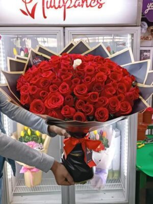 Buchón con 100 rosas rojas centro blanco