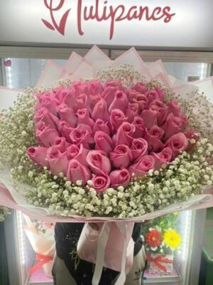 Buchón con 50 rosas rosadas