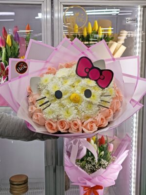 Hello Kitty con Rosas rosadas alrededor