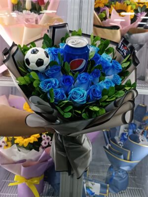 Ramo de 24 rosas.azules con gaseosa