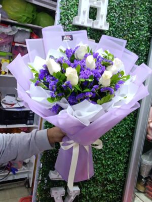 Ramo Statis  con rosas Blancas 💜