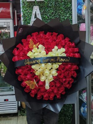 Buchón de 100 rosas con corazón al medio y liston con frase ❤️