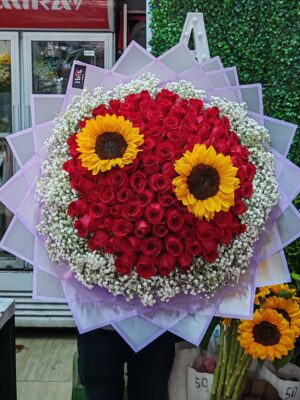 Buchón de 100 rosas con girasoles