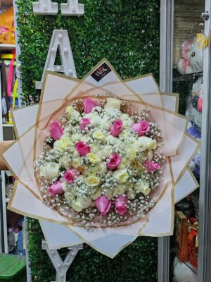 Ramo de 24 rosas con flores blancas