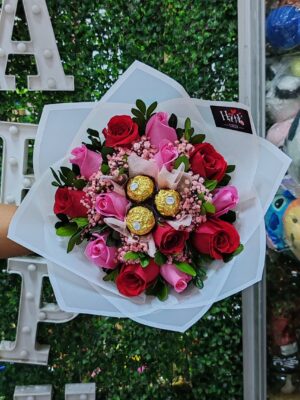 Ramo  con  Rosas y chocolate Ferreros .