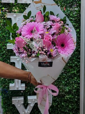 Ramo Cono de Flores Rosado 🩷