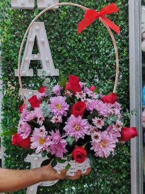 Canasta floral de rosas y margaritas