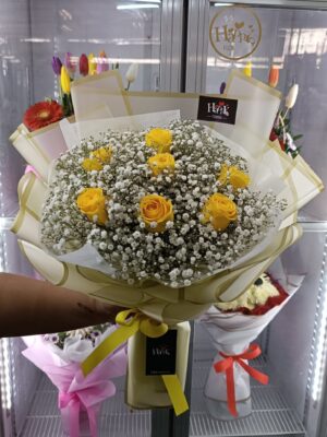 Ramo de Gipsofila con rosas amarillas 💛