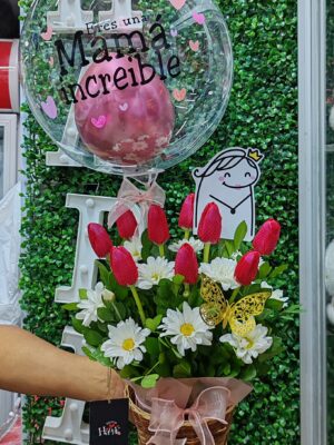 Cesto con 10 Tulipanes y burbuja