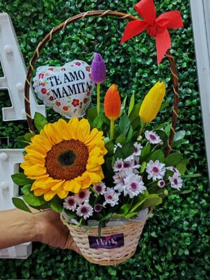 Canasta con 3 tulipanes