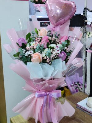 Ramo de rosas y flores