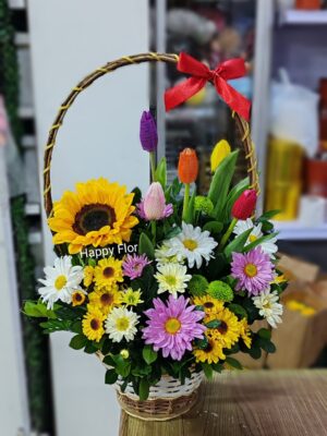 Canasta Primaveral con 5 Tulipanes