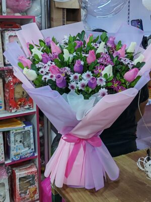 Ramo con 24 rosas con base