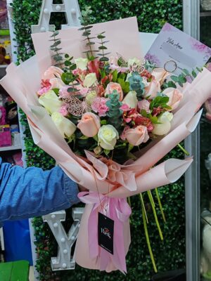 Ramo de rosas y flores