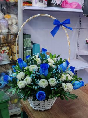 Canasta con rosas azules 💙