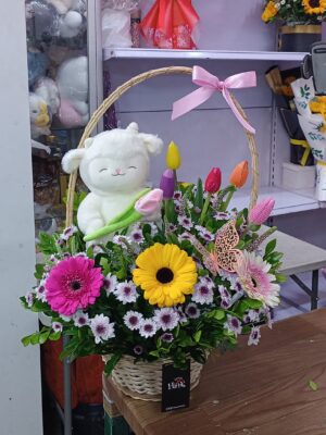 Canasta tulipanes con peluche