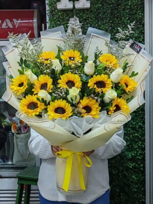 Ramo de Girasoles y rosas blancas