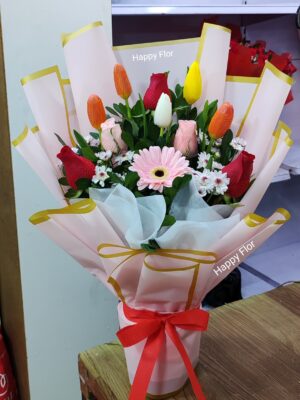 Ramo de tulipanes con rosas