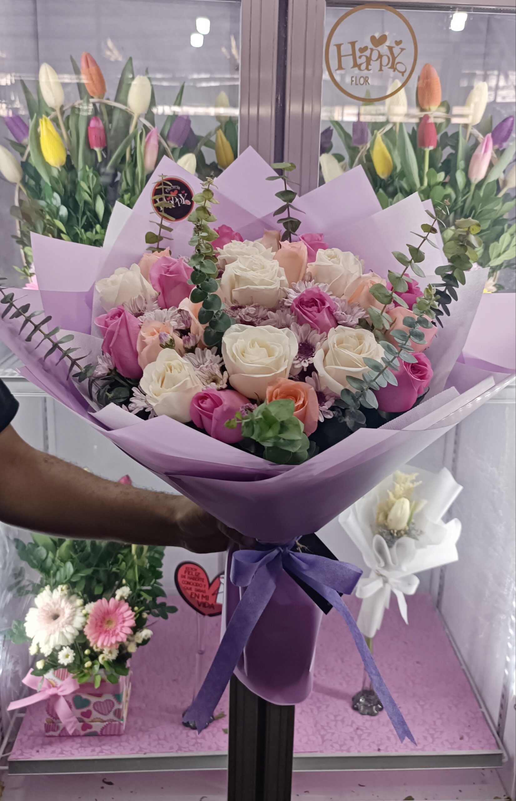 Ramo de 24 rosas con flores - Happyflor