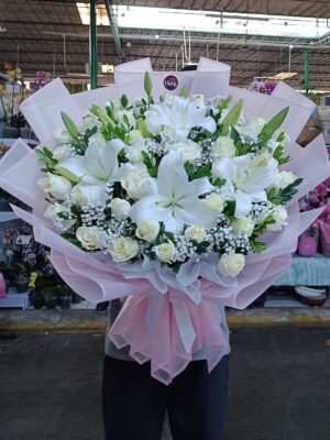 Ramo de rosas blancas  y lirios 🤍