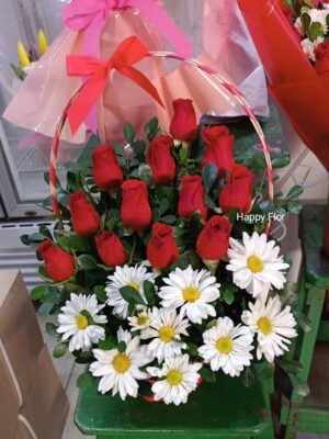 Canasta de rosas rojas