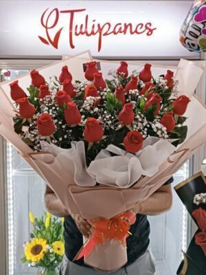 Ramo de 24 rosas con Gipsofila