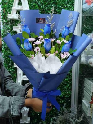 Ramo de 6 rosas azules 💙