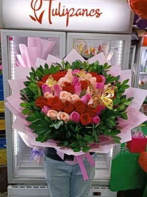 Buchón con 50 rosas (rojas, rosadas, yogurt)