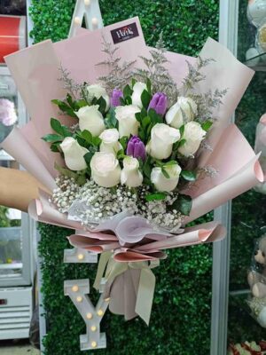 Ramo de rosas blancas con tulipanes morados 💜
