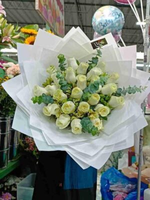Buchón 24 rosas blancas con astromelias