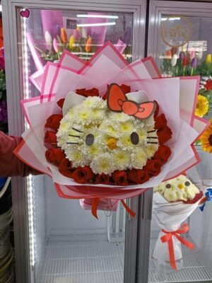 Hello Kitty  con rosas rojas alrededor