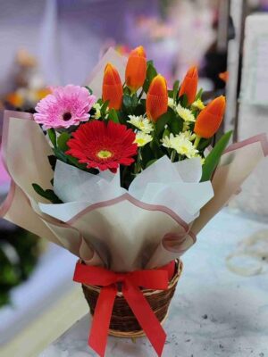 Cesta 5 Tulipanes con Gerberas.