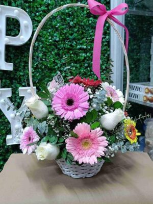 Canasta con Gerberas y rosas blancas