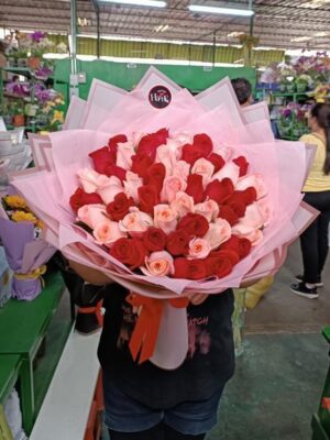 Buchón con 50 rosas rojas y rosadas