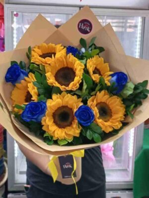 Ramo de Girasoles y rosas azules💙