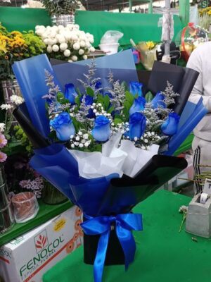 Ramo de 12 rosas azules💙