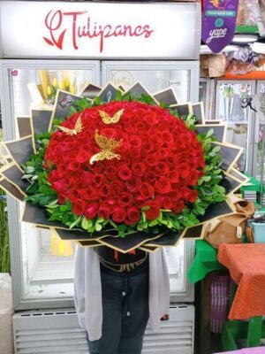 Buchón con 150 rosas rojas