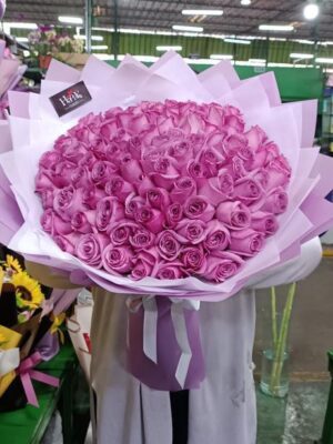 Buchón con 100 rosas lilas