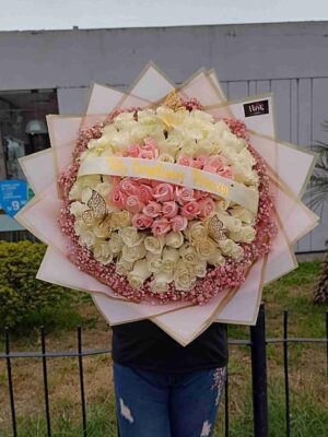 Buchón con 100 rosas blancas con 🩷 rosado al centro