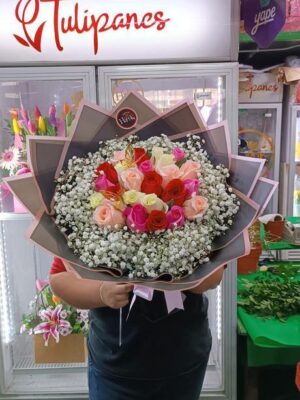 Ramo buchón con 24 rosas surtidas