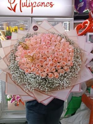 Buchón con 100 rosas rosadas