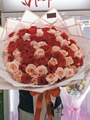 Buchón con 100 rosas rojas y rosadas
