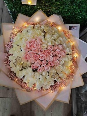 Buchón con 100 rosas blancas  con 🩷 rosado y luces