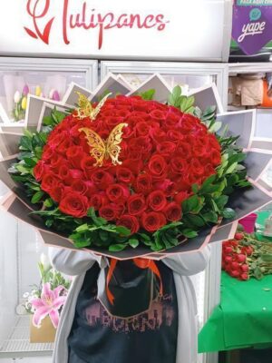 Buchón con 100 rosas rojas